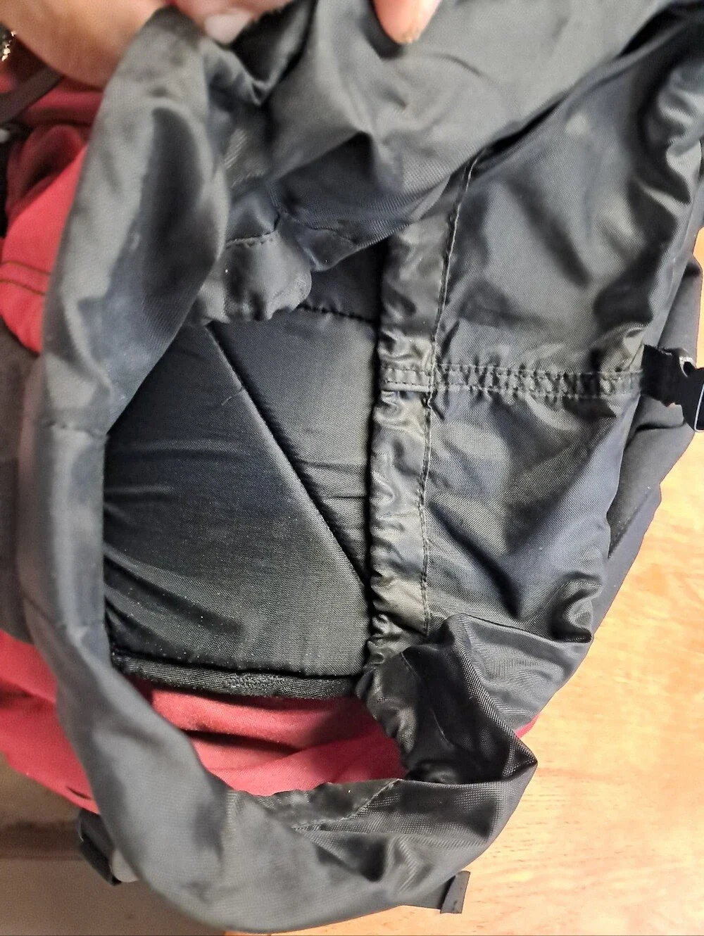 The North Face Lookout Hiking Camping Ruck-Sack BackPack. Red & Black.